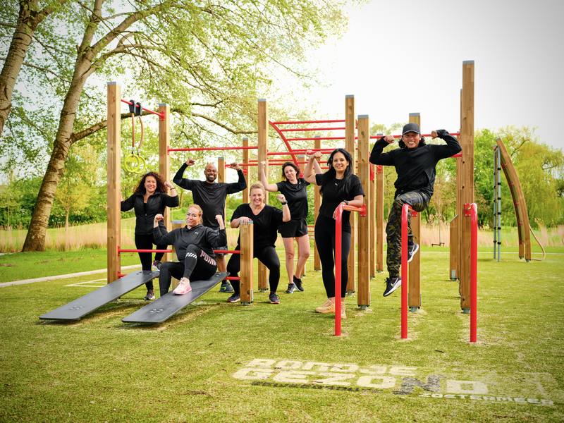 Het STERK-team op het klimrek in het park.