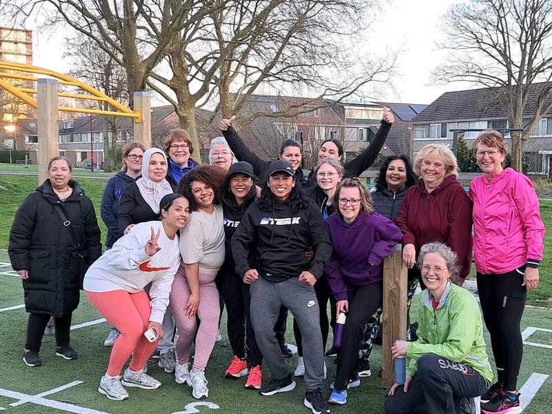 Deelnemers van STERK Gezond van verschillende leeftijden op een sportveld.